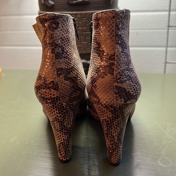 Vera Gomma Heeled Leather Booties - Picture 4 of 7